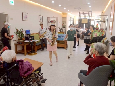 甜姐兒舞團表演